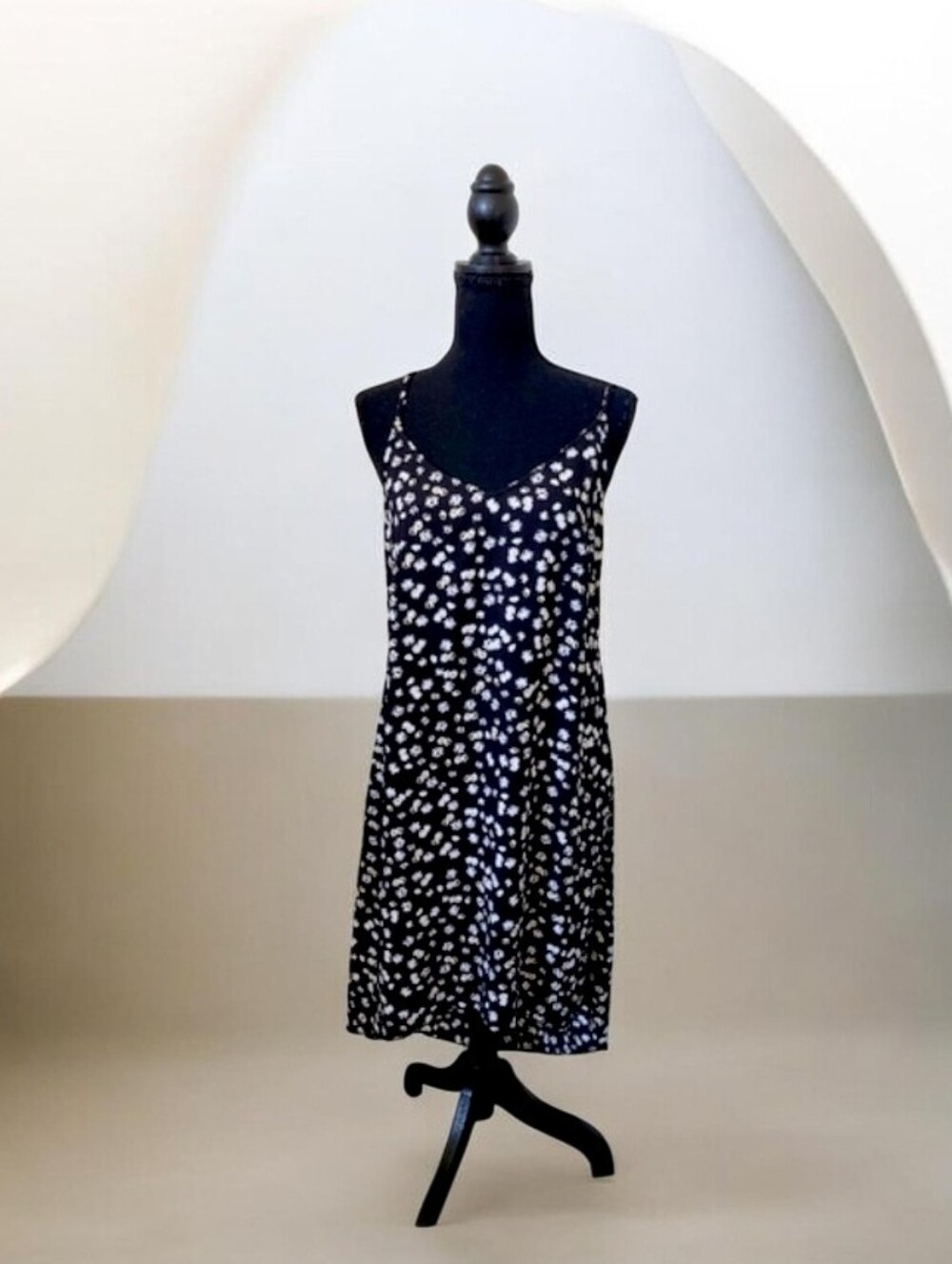 Brandy Melvillele Ditsy Daisy Black and White Floral Dress